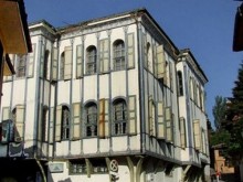Ексклузивно: Общината си върна емблематичната "Синя къща"
