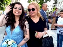 Една от най-обичаните ни певици изпрати супер атрактивна абитуриентка