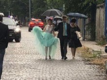 Пловдивчанин: Абитуриентка от Математическата повдигна атрактивно роклята си заради дъжда