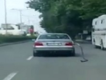 БМВ се движи по бул. "България" с откъртен от бензиностанция маркуч