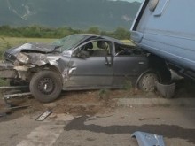 Автобус с деца катастрофира и затисна кола