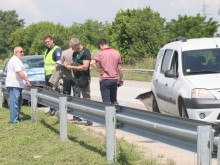 На мястото на тежката катастрофа със загинал има и други пострадали коли, полицията мълчи