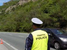 10 деца пострадаха при катастрофа на кола с училищен автобус