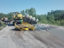 Валяк се преобърна на кръгово край Враца