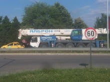 Кука на кран се вряза в такси, пътничката излезе шокирана и с разтреперени крака!