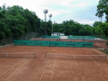 Продават на безценица апетитен терен на Младежкия хълм