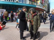 Младежите от ГЕРБ закичиха пловдивчани и туристи с мартенички