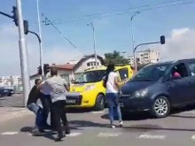 Брутални кадри от софийско кръстовище, обезумели роми бият наред (18+)