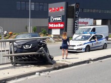 Атрактивна блондинка успешно разби джип пред софийски мол