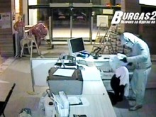 Вижте как маскирани разбиват касата на DS Home и прибират целия оборот