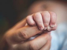 Погребали новородено, изровили го живо! След 7 часа!