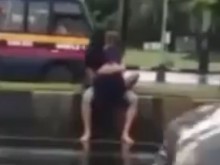 Заснеха мъж и жена да правят секс по средата на улица (18+)
