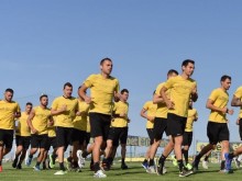 Ботев почна с 23-ма футболисти, Стивън Петков гледа отстрани