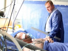 Пуснаха първи кадри от болничното легло на оживелия борден техник!