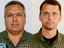 Погребват един до друг загиналите пилоти с всички военни почести