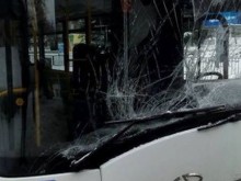 Кола и автобус с деца се удариха зрелищно край Приморско, движението е пренасочено