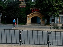 Колоездач с безумно изпълнение пред известно заведение в центъра на Пловдив