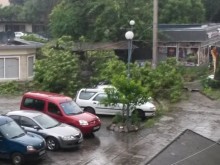 Черни облаци, мощни гръмотевици и силен дъжд над Пловдив