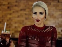 Гимнастичката, скочила от 6 етаж, с нова визуална промяна и философски коментар