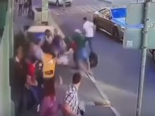 Брутални кадри! Недоспал таксиджия помете пешеходци и си плю на петите