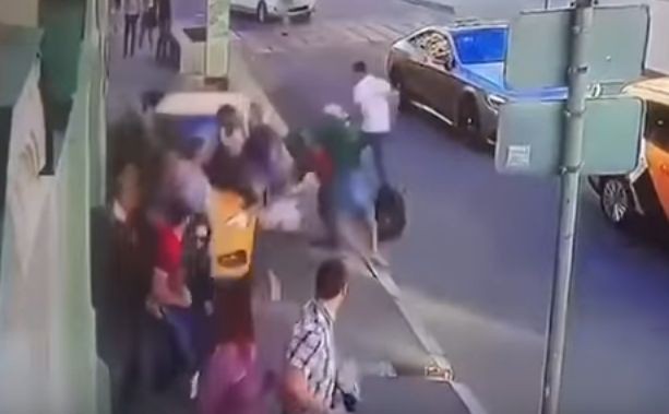 Появи се видео как таксиметров шофьор помита пешеходци в Москва.