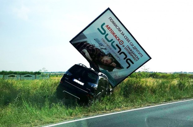 Джип със старозагорска регистрация се заби в билборд на пътя