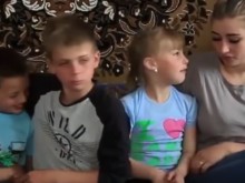 Това ще ви трогне! 20-годишна девойка стана глава на многодетно семейство