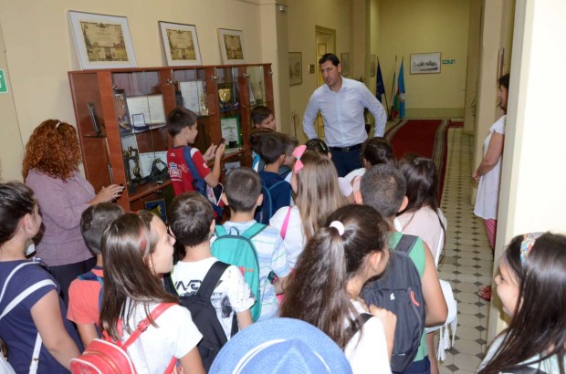 Ученици от Средно училище Пейо Кр Яворов изпълниха заседателната зала