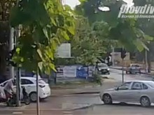 Ексклузивно: Кадри 18+ показаха как колата буквално отнася младата жена! Изгледайте ТОВА и помислете как шофирате!