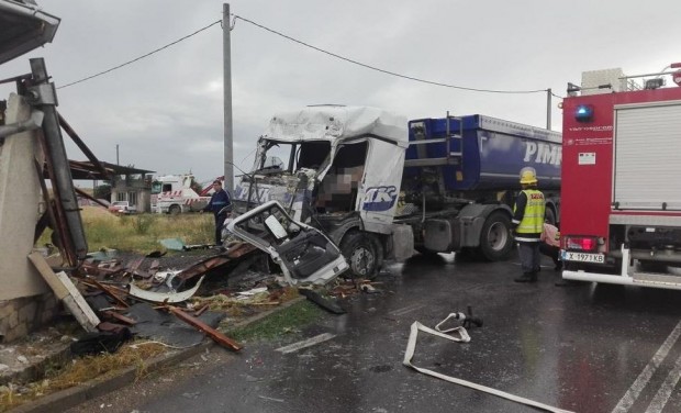 Тежка катастрофа с ТИР Камионът се е врязал в дърводелски