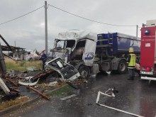Камион на ПИМК се вряза в дърводелски цех, водачът загина на място