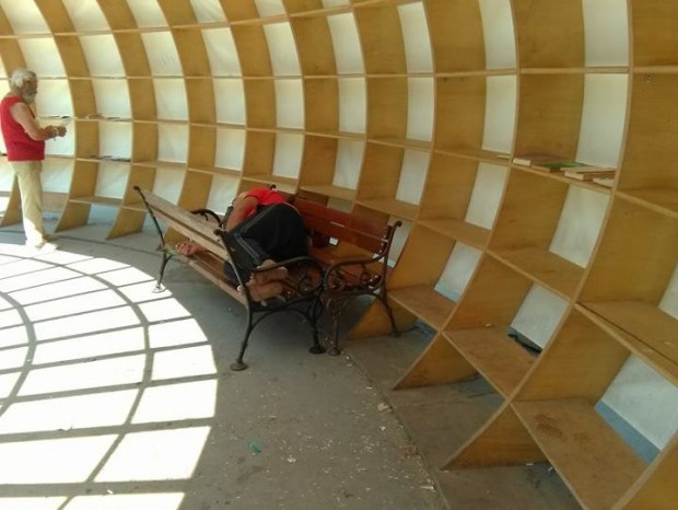 Фейсбук Уличната библиотека Рапана която се превърна в истинска атракция