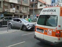 Джип се вряза в ограда по "Васил Априлов", линейка откара млада дама