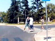 Селска проява на пешеходна пътека! Бургазлии се млатиха заради отнето предимство!