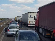 Движението на "Тракия" до Пловдив спря, камиони и коли замесени в 2 ПТП-та!