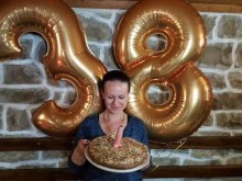 Директорка от Оризаре свенливо се усмихна на мъжки член, забучен в торта!