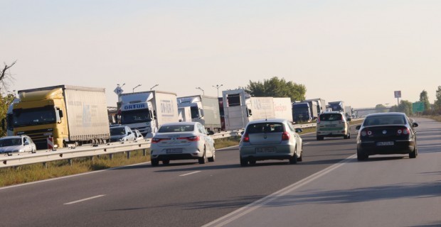 Автомагистрала Тракия отесня Това се дължи на хилядите нови работни