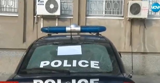 Агресия към полицейски служители в Кърджали Двама мъже потрошиха патрулка