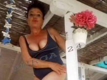 След скандала с пениса за ЧРД: Директорка на градина с предизвикателна снимка върху маса!
