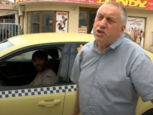 Момиче налетя да бие таксиджия, едва не стана катастрофа