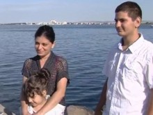 Благородно! Мъж изпраща на море бедни семейства