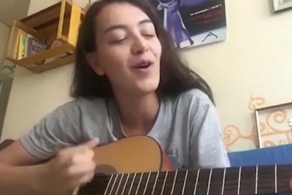Млада българка предизвика вълнение в социалните мрежи Нейната песен вдъхновена