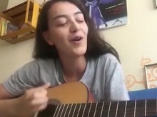 Песента "Метрото ми е до колене", вдъхновена от потопа в София, стана хит в интернет