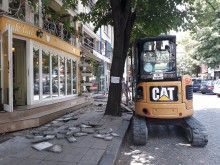 Ремонтират тротоара по ул. "Йоаким Груев"
