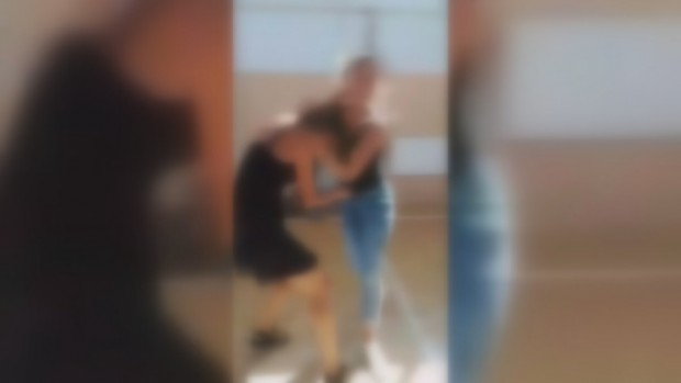 bTV
Поредна агресия в училище е заснета на видео Две момичета