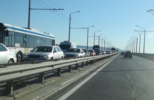 Фейсбук
Верижна катастрофа с три автомобила е затапила движението по Аспарухов мост
