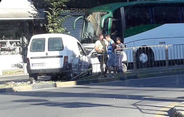 Фейсбук
Катастрофа с два автомобила е станала тази сутрин на кръстовището