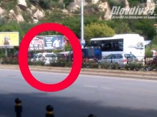 Як бой в средата на най-оживения пловдивски булевард, хората гледат невярващо!