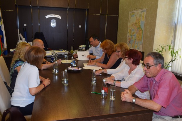 Кметът Димитър Николов и представители на учителските синдикати в Бургас