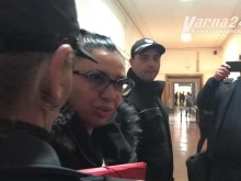 Мейзер се скри от медиите, тръгна си от ареста набързо с такси